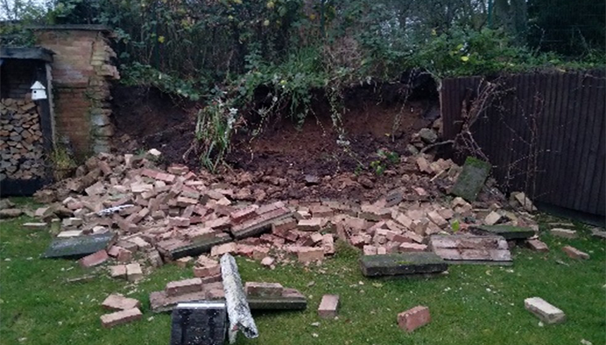 Collapse of a retaining wall with insufficient drainage of the ground to limit water pressure on the wall