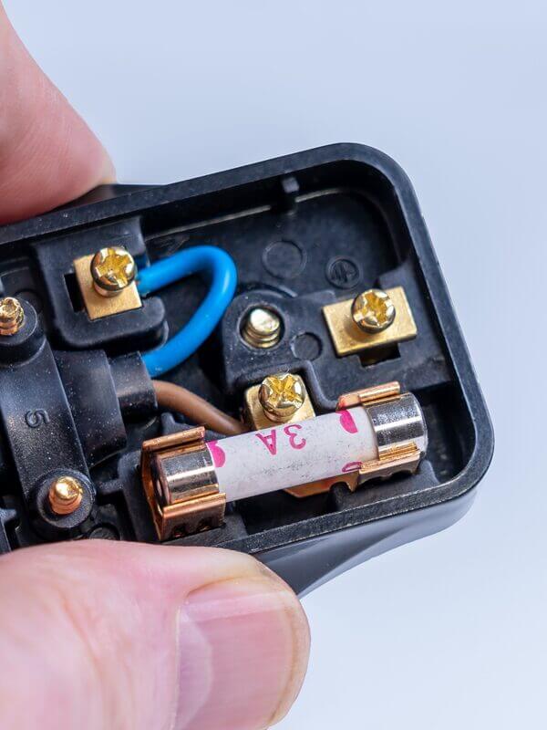 Plug with unwired earth